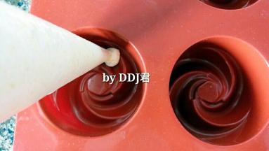 用裱花袋挤到硅胶模具内
