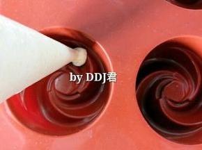 用裱花袋挤到硅胶模具内