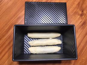 打开黑金刚盖子，底部放三个条。