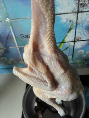 3、用手抓点盐把鸡身上全部抹一遍。