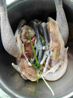 4、肚子里也抹点盐，抹好后将肫、肝、心、爪子、葱姜全塞肚子里放冰箱冷藏腌制两小时以上。