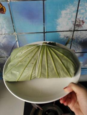 6、裹好后用线扎好，也可以不扎，反正包好不会散。