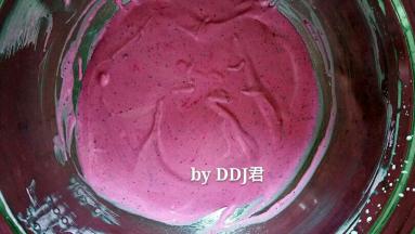 取70克火龙果泥和剩下的奶油拌均匀