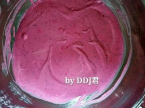 取70克火龙果泥和剩下的奶油拌均匀