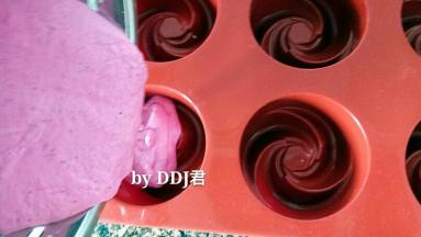 拌均匀后，倒入模具内