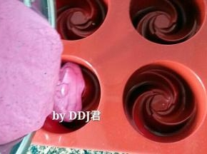 拌均匀后，倒入模具内