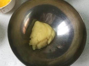 将面糊转移到另外一个盆中，防止直接在锅中加鸡蛋液，用原来的热锅，鸡蛋会立即变熟