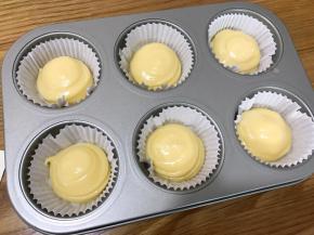 在六连模上挤出泡芙圆形泡芙糊，这个份量刚好可以做6个泡芙玛芬杯。表面喷水或者用勺子沾水，点在泡芙糊的表面。