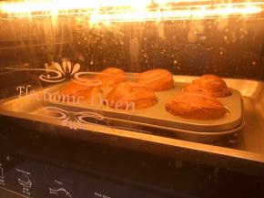 放入烤箱中层烘烤，烤箱上下火预热230度，放入面糊后转200度烘烤20分钟，再转180度烘烤25-30分钟，最后转150度烘干5-10分钟，表面和裂口颜色一致表示基本熟透。