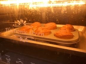 放入烤箱中层烘烤，烤箱上下火预热230度，放入面糊后转200度烘烤20分钟，再转180度烘烤25-30分钟，最后转150度烘干5-10分钟，表面和裂口颜色一致表示基本熟透。