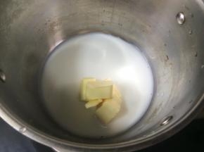 将泡芙皮材料中的牛奶、水，黄油，细砂糖和盐一起放入锅中，大火加热。