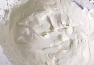 填入奶油和装饰：
淡奶油放入细砂糖到半流动状态。