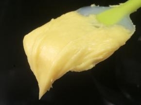 刮刀刮出的面糊可以看到倒挂的三角。面糊千万不能太稀软。