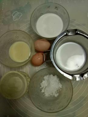 准备好食材:蛋挞皮9个，牛奶80克，淡奶油80克，糖20克，炼乳60克，草鸡蛋蛋黄2个，低粉6克（挞皮提前解冻备用）