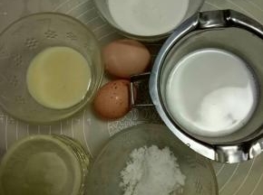 准备好食材:蛋挞皮9个，牛奶80克，淡奶油80克，糖20克，炼乳60克，草鸡蛋蛋黄2个，低粉6克（挞皮提前解冻备用）