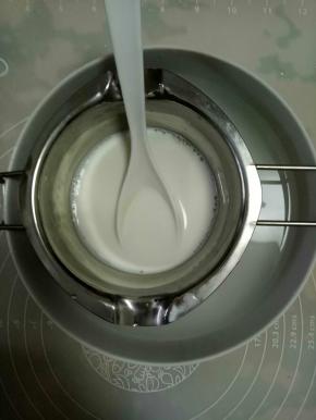 将20克糖加入80克牛奶中，隔热水搅拌至融化