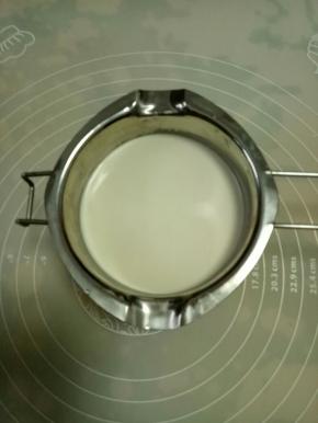 再加入淡奶油80克，炼奶30克搅拌均匀