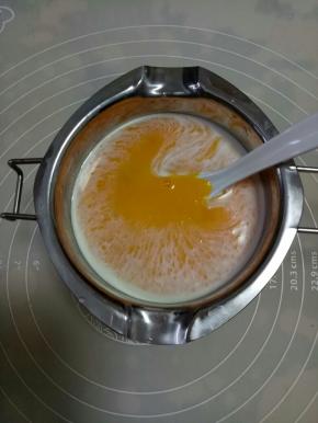 加入蛋黄2个，搅拌均匀