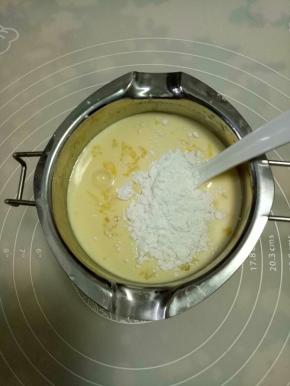 加入低筋粉充分搅拌均匀