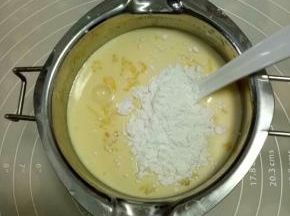 加入低筋粉充分搅拌均匀