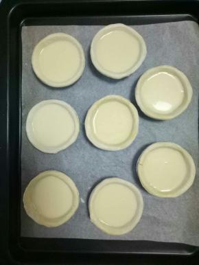 加入提前室温解冻的蛋挞皮中，八分满（这个分量是九个的，家里只剩八个）放在烤盘上