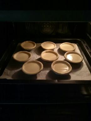 放入预热好的烤箱，上火200度，下火220度，18分钟左右即可