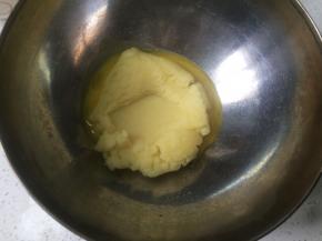 加入少许材料b中的蛋液，约4分之一