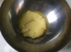 加入少许材料b中的蛋液，约4分之一