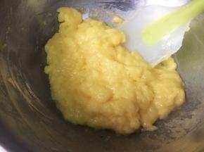 用刮刀按压面糊和蛋液，并继续添加2次蛋液，刮刀按压。