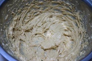 快速搅打成均匀的奶油糊，无需打发