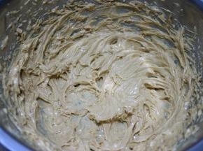 快速搅打成均匀的奶油糊，无需打发