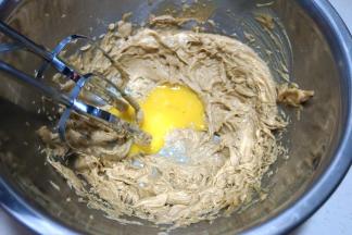 先混合在一起，再用电动打蛋器打发均匀；全蛋液分三次加入黄油糊中，每次都搅打均匀后再加入下一次蛋液