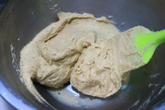 用刮刀以不规则的方向拌成均匀的面糊，不要过度搅拌