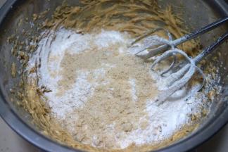 筛入低筋面粉，再倒入杏仁粉