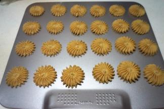 花嘴距离烤盘0.5cm处，垂直挤在烤盘上