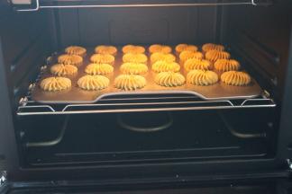 将曲奇送入预热好的烤箱中层，170度，上下火，20分钟左右，余火焖5分钟再出炉