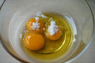 蛋白蛋黄分离，蛋白入无油无水的打蛋盆中待用，蛋黄中加入白糖、玉米油；