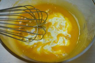 搅拌均匀后加入牛奶混合均匀；