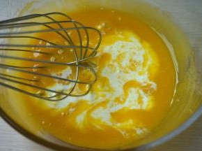 搅拌均匀后加入牛奶混合均匀；