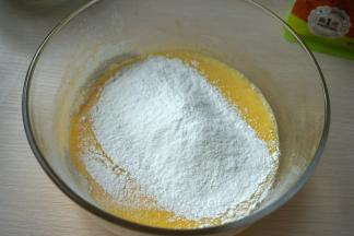 筛入低筋面粉；