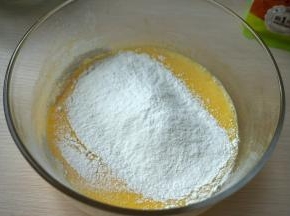 筛入低筋面粉；