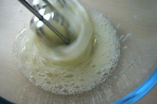 蛋白用电动打蛋器打出粗泡来，加入15克白糖，继续用中速打发；