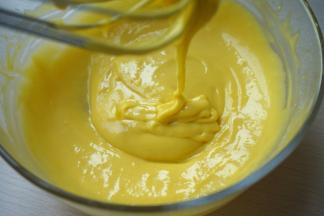 用手动打蛋器以不规则的方向搅拌均匀，无干粉、无颗粒状，放一旁待用；