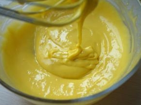 用手动打蛋器以不规则的方向搅拌均匀，无干粉、无颗粒状，放一旁待用；