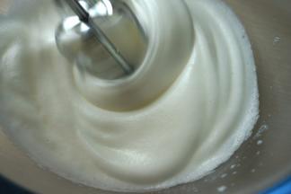 打到细腻发泡状时，加入15克白糖，继续中速打发；