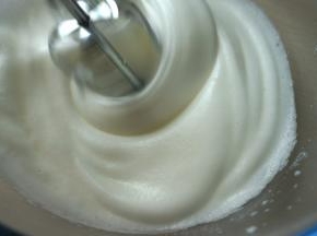 打到细腻发泡状时，加入15克白糖，继续中速打发；