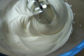 打到明显出现纹路时，加入剩下的15克白糖，继续中速打发；