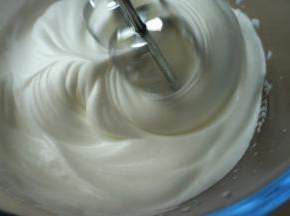 打到明显出现纹路时，加入剩下的15克白糖，继续中速打发；