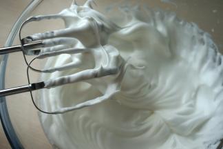 提起打蛋器，打蛋头上的蛋白糊呈略弯一点的小角时，打发结束；此时ACA语音烤箱开始预热，170度，上下火，预热好后烤箱会语音提醒；