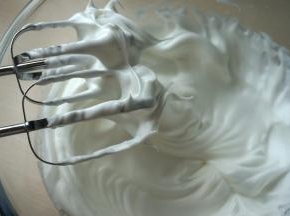 提起打蛋器，打蛋头上的蛋白糊呈略弯一点的小角时，打发结束；此时ACA语音烤箱开始预热，170度，上下火，预热好后烤箱会语音提醒；